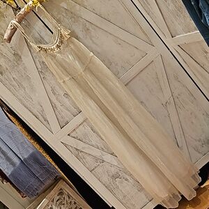 Maxi dress vwhite w gold size S/M. 🌷